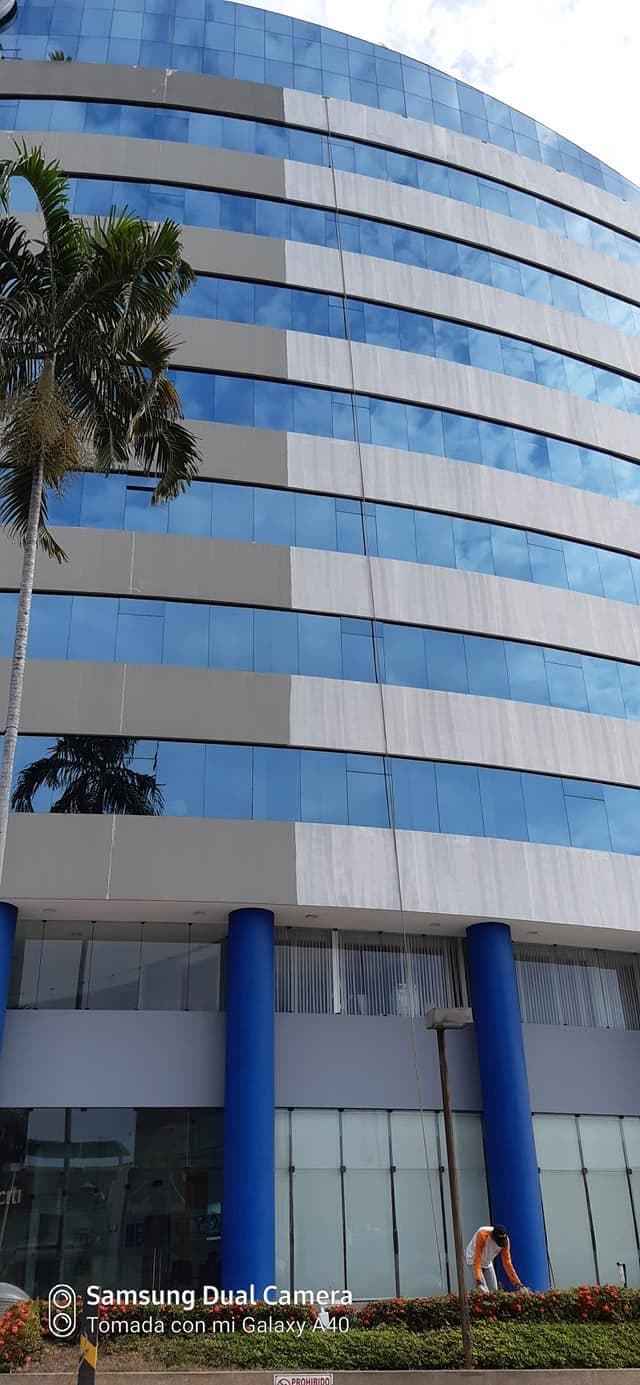 Pintura exterior en el Edificio Nobis - 1