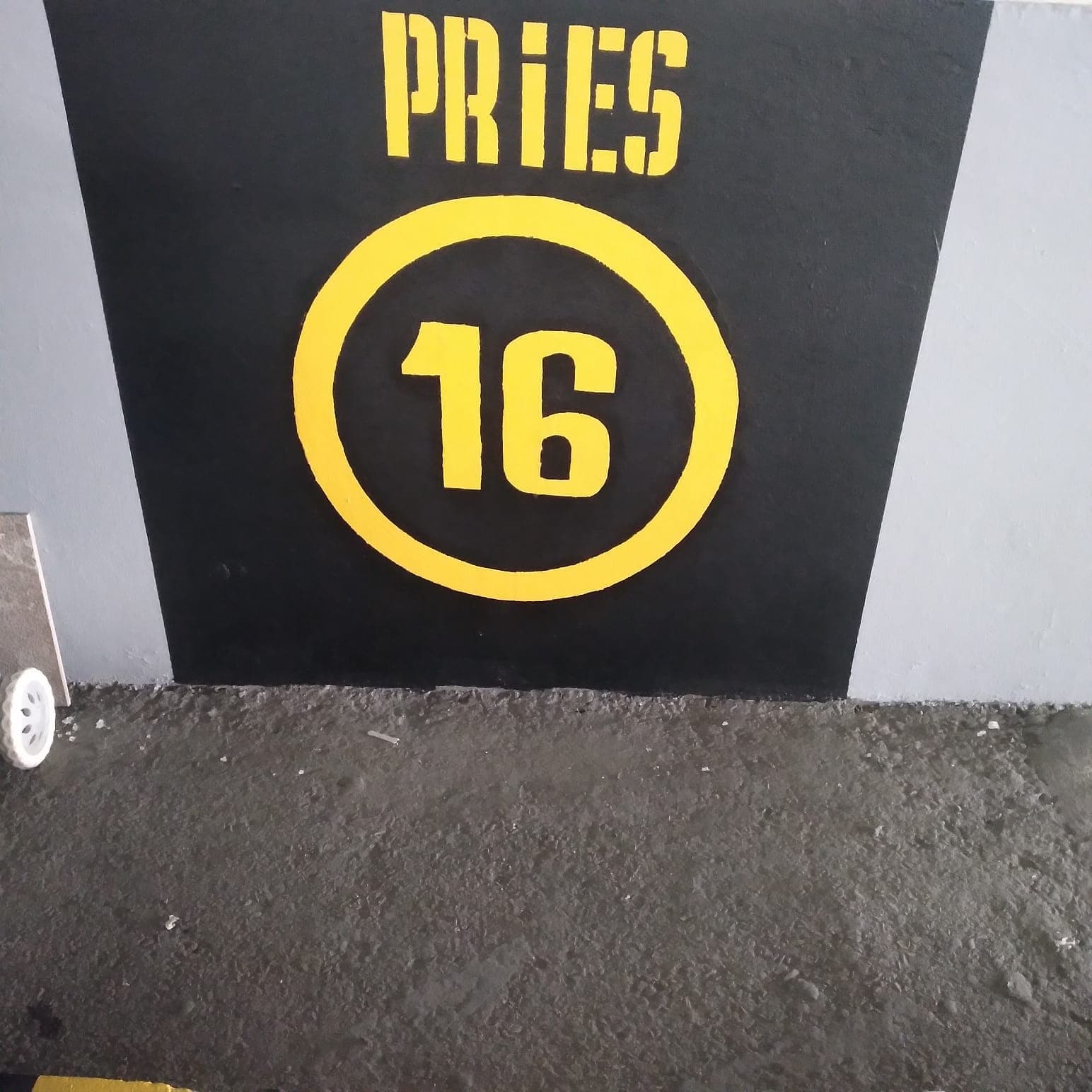 Pintura en el parqueadero del edificio el fortin - 1